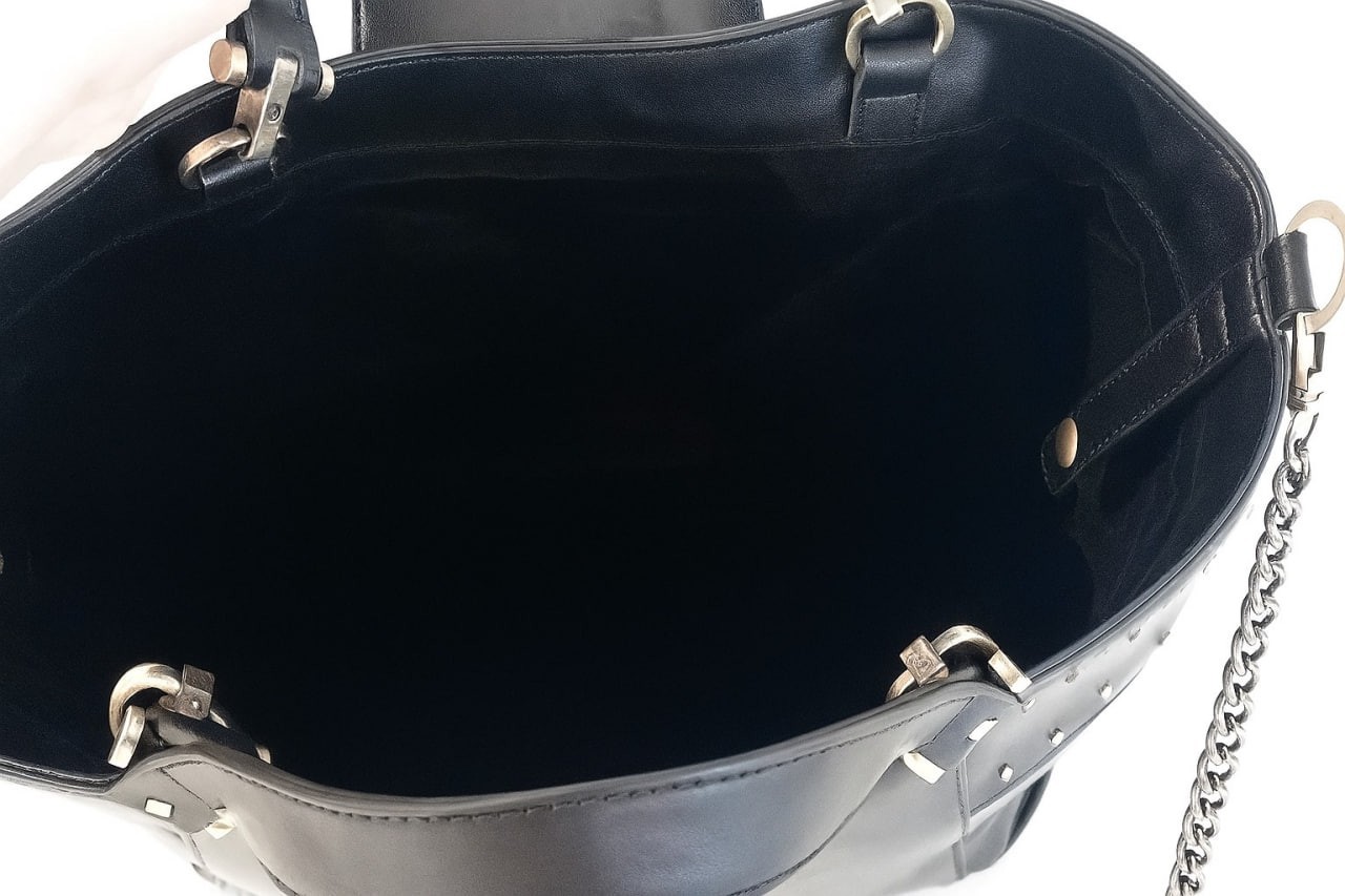 Borsa shopper elegante in ecopelle con borchie e nappina decorativa 2 30399008