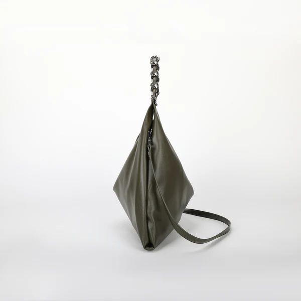 Borsa a spalla grande verde con catena – elegante e capiente 6 Borsa a spalla grande verde con catena – Elegante e capiente - immagine 6